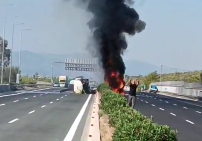 Στις φλόγες έχει τυλιχτεί ένα βυτιοφόρο στην Εθνική Αθηνών – Κορίνθου, ενώ στο σημείο επικρατεί κυκλοφοριακό κομφούζιο.